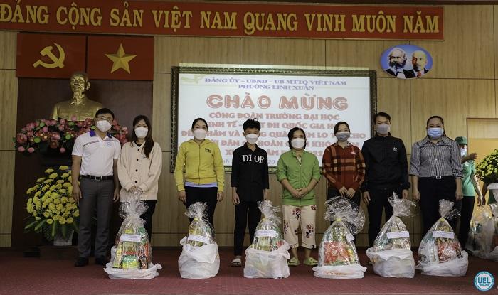 Công đoàn UEL đến thăm và tặng quà Tết cho các hoàn cảnh khó khăn ở phường Linh Xuân, thành phố Thủ Đức