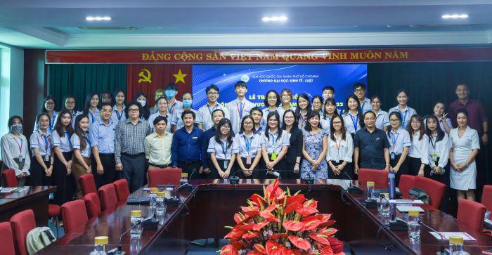 Lễ khen thưởng sinh viên và trao học bổng đồng hành vượt khó