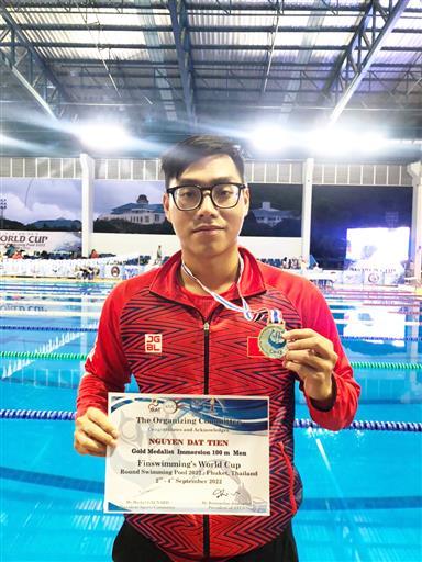 Nam sinh viên UEL đạt Huy chương vàng Cúp thế giới môn lặn