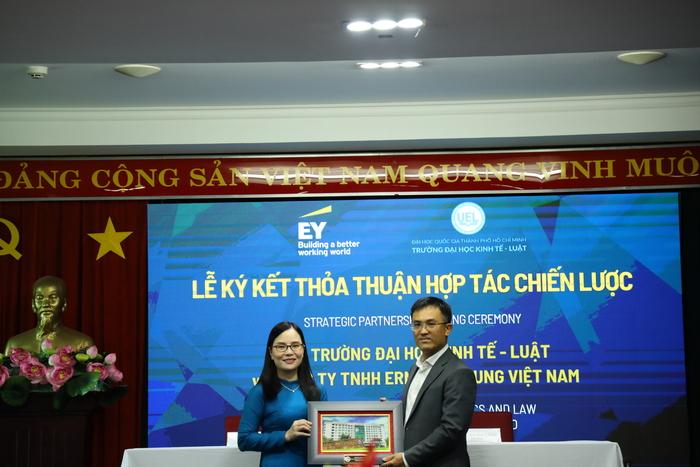 UEL ký thỏa thuận hợp tác chiến lược với Ernst & Young Việt Nam (EY Việt Nam)
