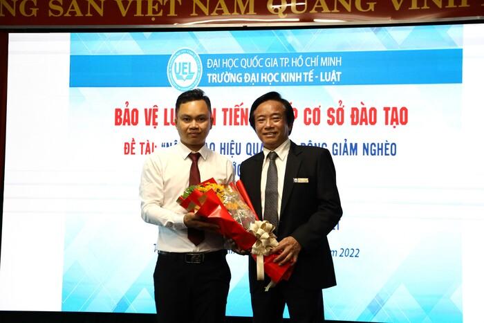 NCS Khamsone Somlet bảo vệ thành công luận án tiến sĩ ngành Kinh tế chính trị