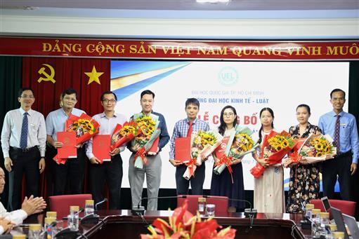 Lễ công bố và trao quyết định về công tác nhân sự và cảm ơn viên chức thôi giữ chức vụ quản lý quý IV, năm 2022