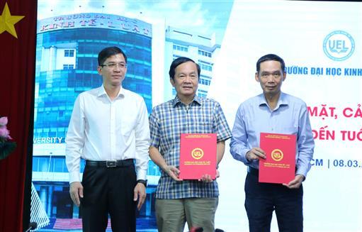 Lãnh đạo trường gặp mặt, tri ân viên chức đến tuổi nghỉ hưu