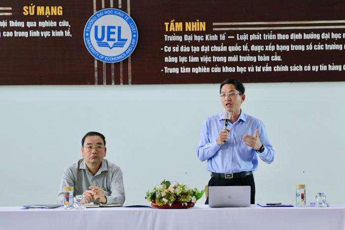 Ban giám hiệu Trường lắng nghe ý kiến và trao đổi với chuyên viên các đơn vị