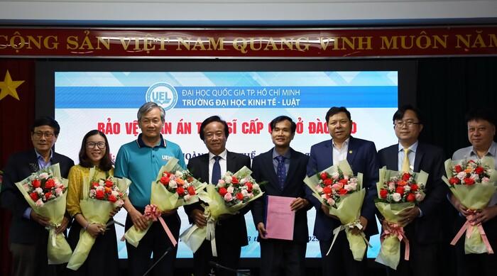 NCS Nguyễn Minh Tuấn bảo vệ thành công luận án tiến sĩ ngành Kinh tế chính trị