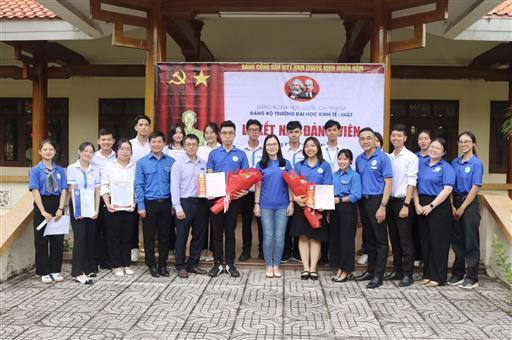 Lễ kết nạp Đảng cho chiến sĩ Mùa hè xanh