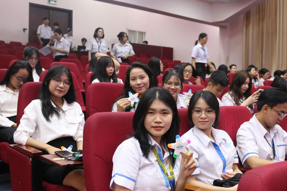 UEL tuyên dương 151 "Sinh viên 5 Tốt" năm 2023