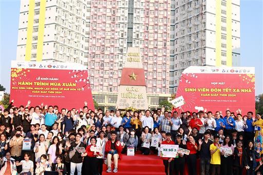 ĐHQG-HCM, UEL thăm và động viên sinh viên nhân dịp Xuân Giáp Thìn 2024