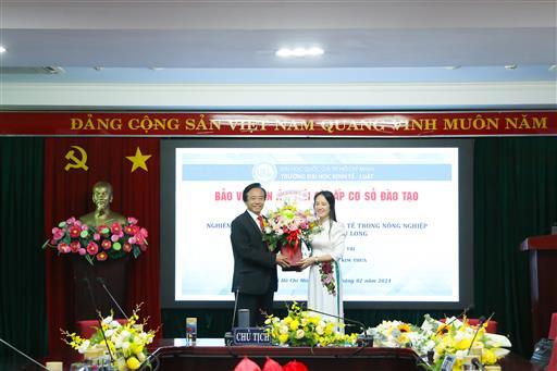 NCS Huỳnh Kim Thừa  bảo vệ thành công luận án, ngành Kinh tế chính trị