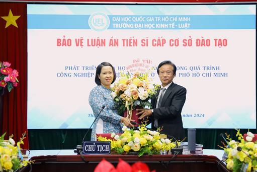 NCS Hồ Việt Hà bảo vệ thành công luận án tiến sĩ, ngành Kinh tế chính trị