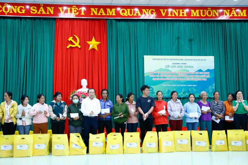 ĐHQG-HCM thực hiện chương trình "Kết nối biên cương" tại Kon Tum