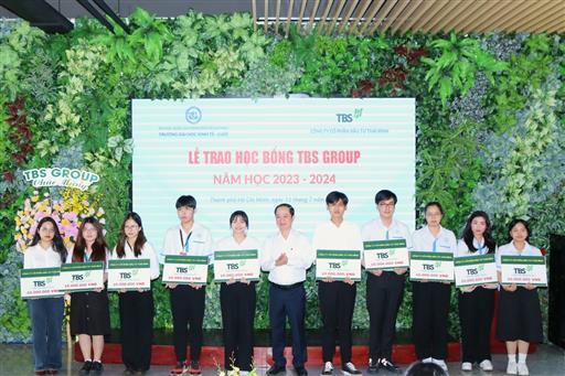 40 sinh viên xuất sắc nhận học bổng TBS Group năm học 2023-2024