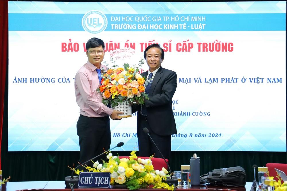 NCS Trần Quốc Khánh Cường bảo vệ thành công luận án, ngành Kinh tế học.