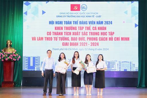 Tuyên dương 3 tập thể và 17 cá nhân có thành tích xuất sắc tại Hội nghị toàn thể đảng viên năm 2024