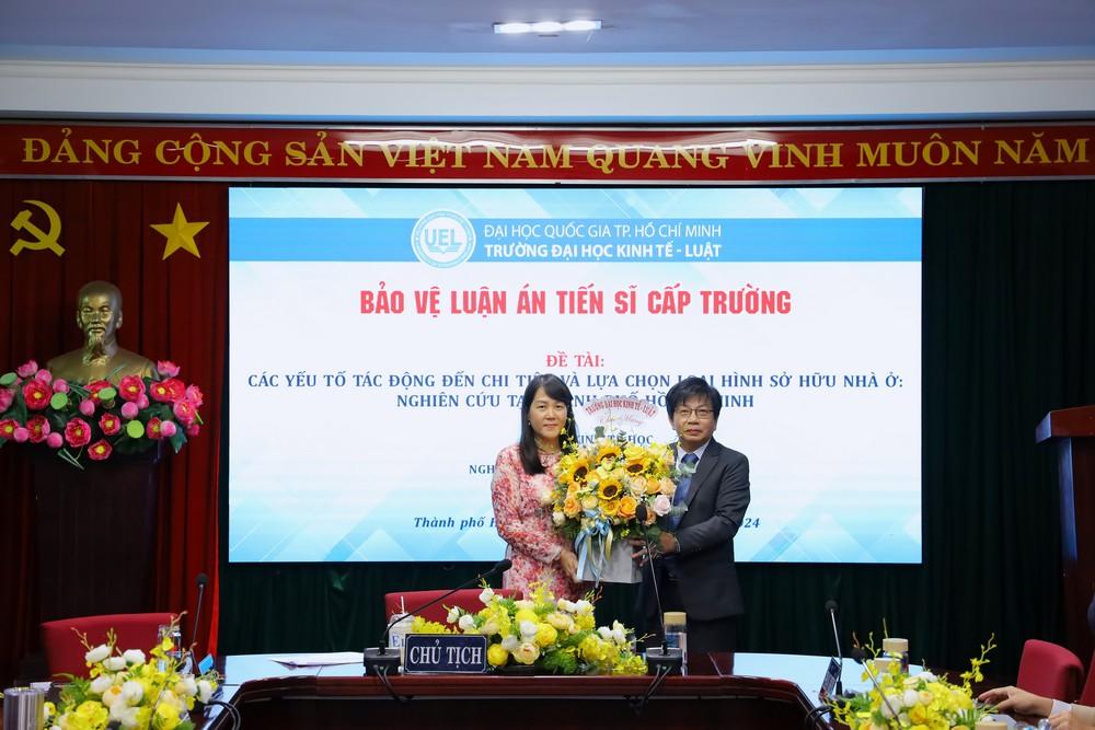 NCS Huỳnh Thuỷ Tiên bảo vệ thành công luận án tiến sĩ ngành Kinh tế học