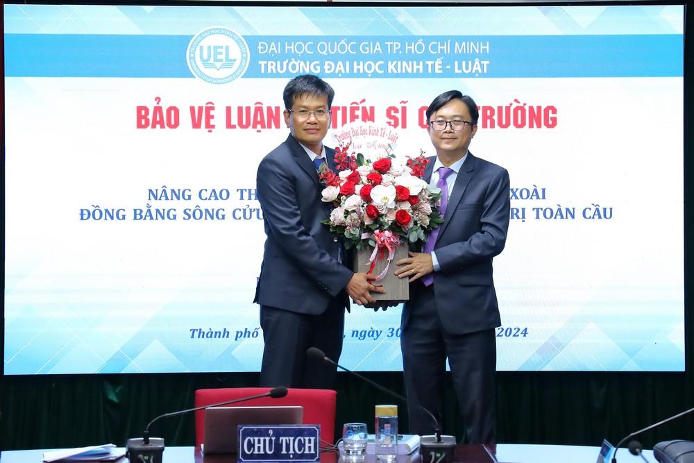 NCS Lê Văn Thông bảo vệ thành công luận án tiến sĩ ngành Kinh tế chính trị