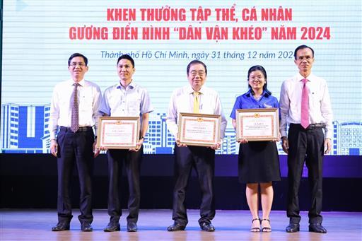 Một năm nhiều dấu ấn của toàn thể Đảng bộ Trường Đại học Kinh tế - Luật